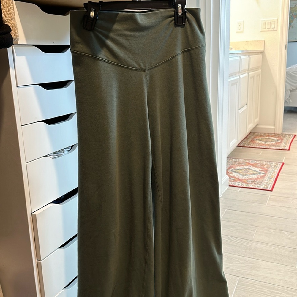 Green wide leg athletic pant